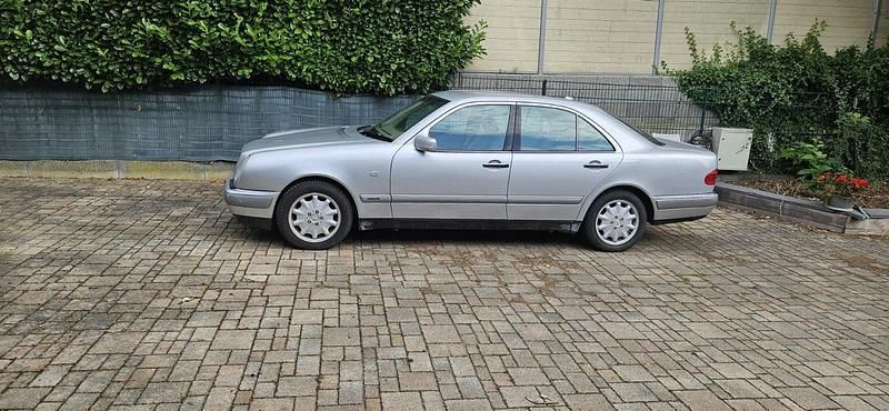 Silber Gebraucht 1998 Mercedes E280 Limousine | 8.500 € (Teuer) - Bild 1/4
