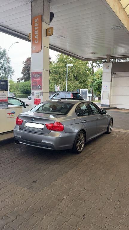 Grau Gebraucht 2011 BMW 330 Sport Line Limousine | 8.900 € - Bild 1/4