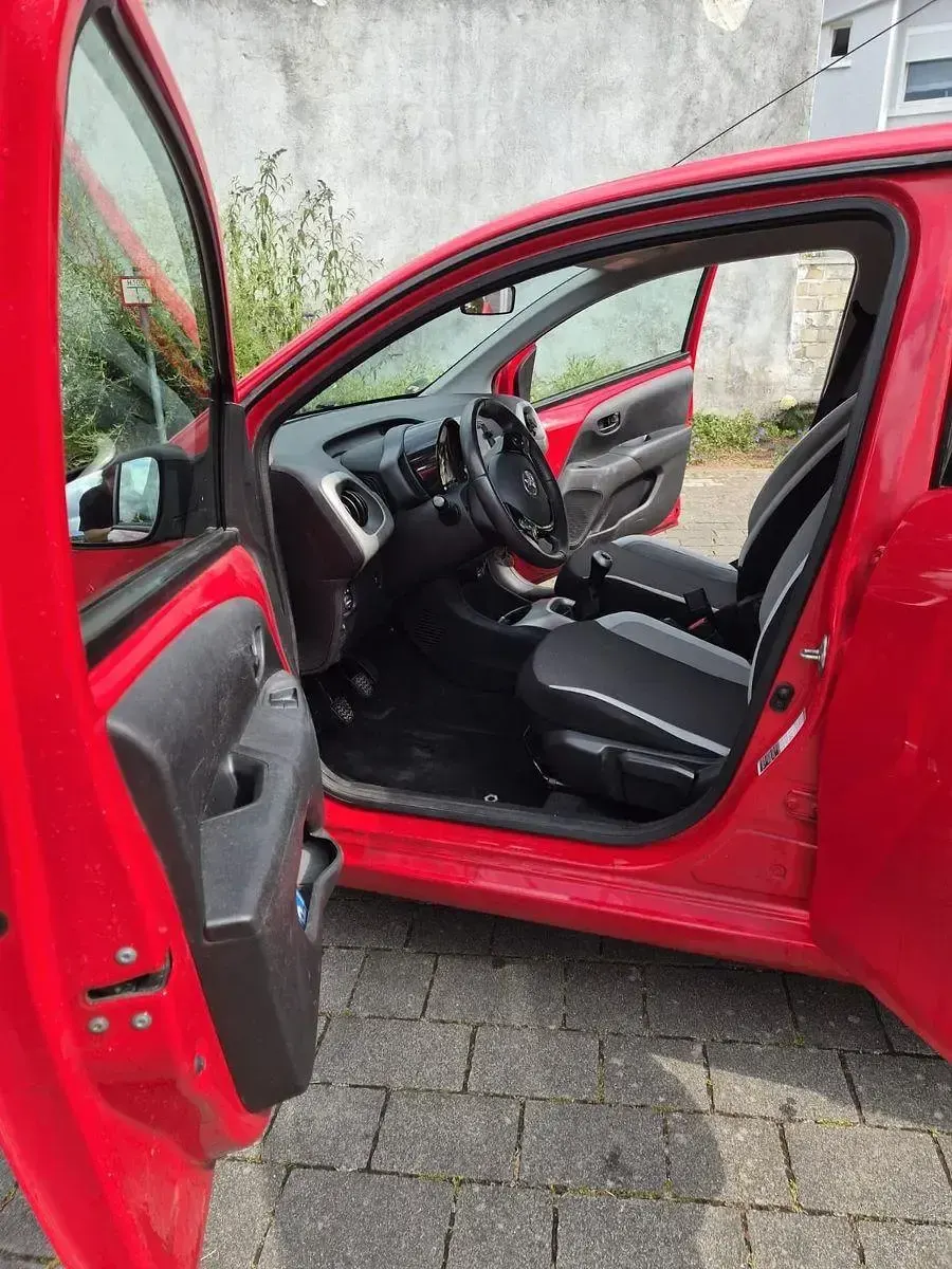 Gebraucht Toyota Aygo X-play 69 PS (50 kW) 2014 Rot Kleinwagen