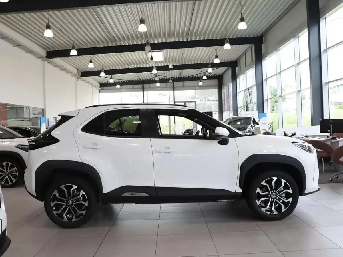 Neu Toyota Yaris Cross 131 PS (96 kW) 2025 Weiß SUV