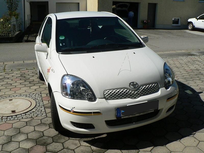 Weiß Gebraucht 2003 Toyota Yaris Kleinwagen | 1.800 € (Fairer Preis) - Bild 1/4