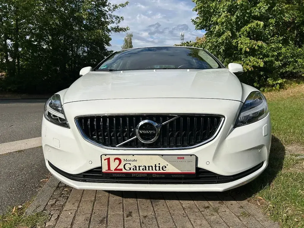 Gebraucht Volvo V40 Momentum 122 PS (89 kW) 2017 Weiß Limousine