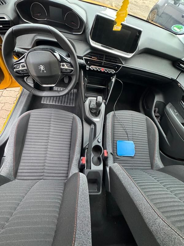 Gebraucht Peugeot 208 75 PS (55 kW) 2022 Gelb Kleinwagen