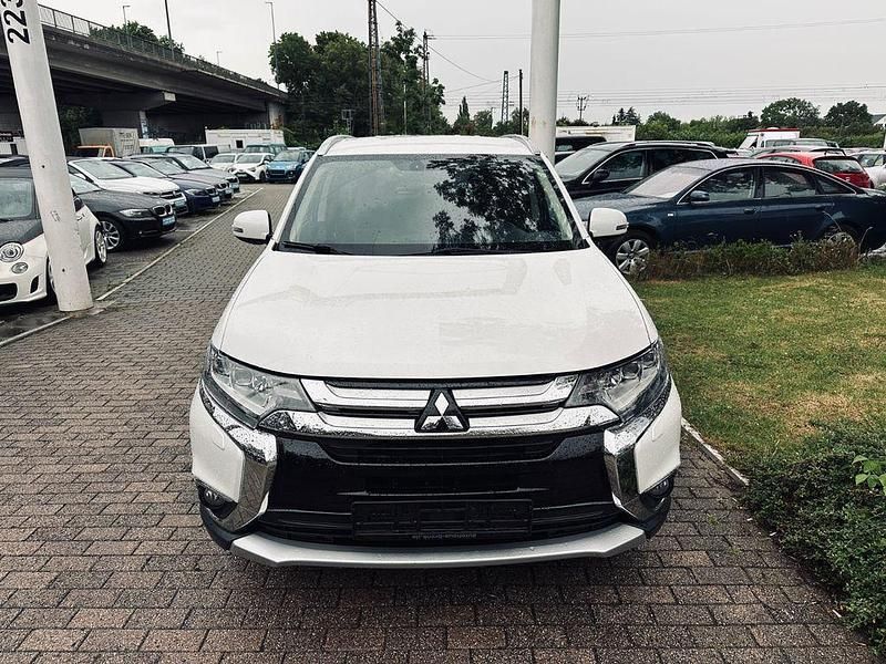Weiß Gebraucht 2016 Mitsubishi Outlander SUV | 11.900 € (Fairer Preis) - Bild 1/4