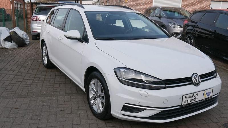 Weiß Gebraucht 2020 VW Golf VII Comfortline Kombi | 14.490 € (Fairer Preis) - Bild 1/4