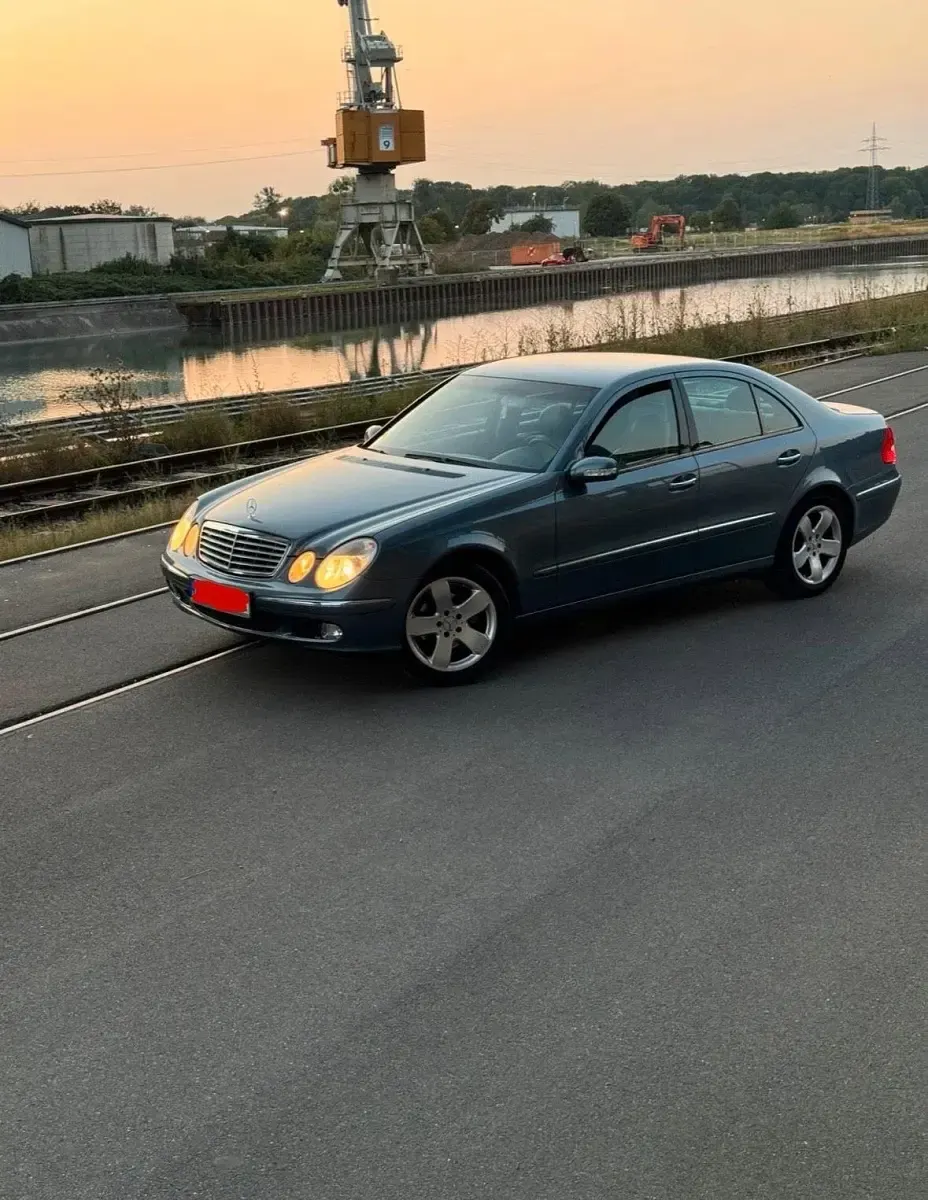 Gebraucht Mercedes E220 150 PS (110 kW) 2004 Blau Limousine
