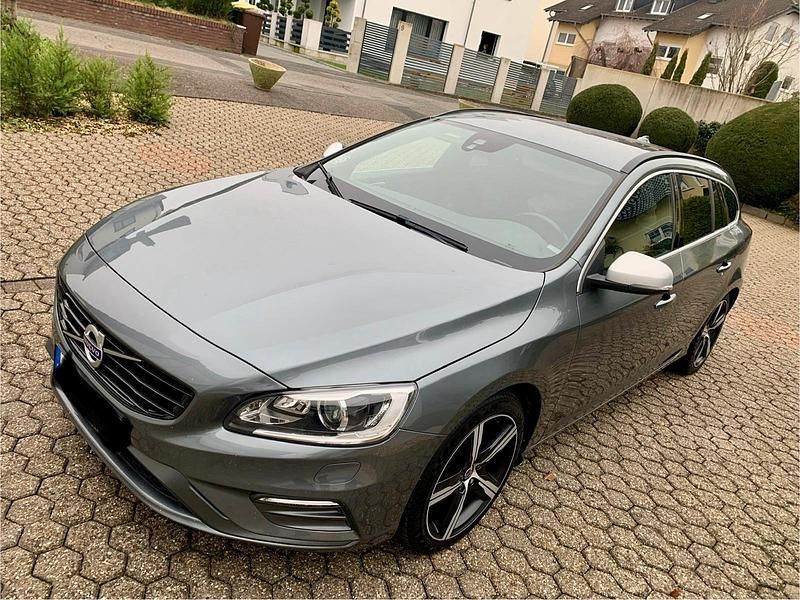 Grau Gebraucht 2018 Volvo V60 R-Design Kombi | 12.990 € (Fairer Preis) - Bild 1/4
