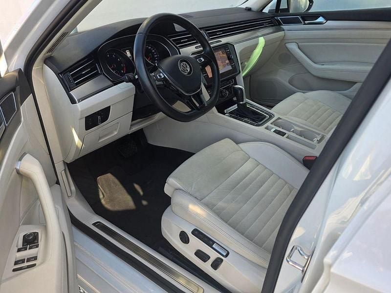 Gebraucht VW Passat Highline 179 PS (131 kW) 2018 Oryxweiß perlmutteffekt Kombi
