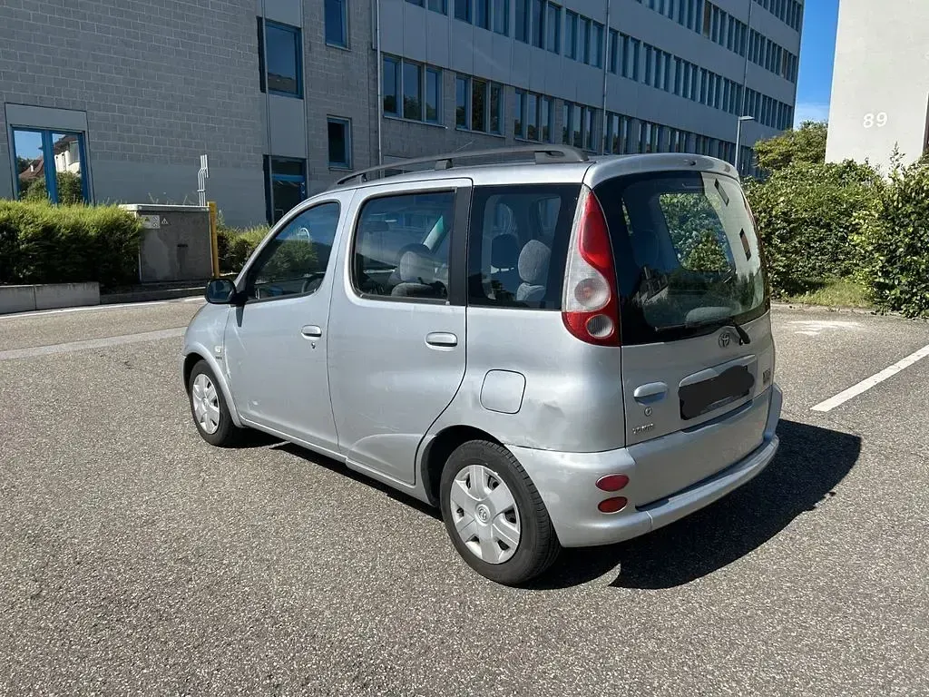 Gebraucht Toyota Yaris Verso 86 PS (63 kW) 2002 Silber Van / Kleinbus