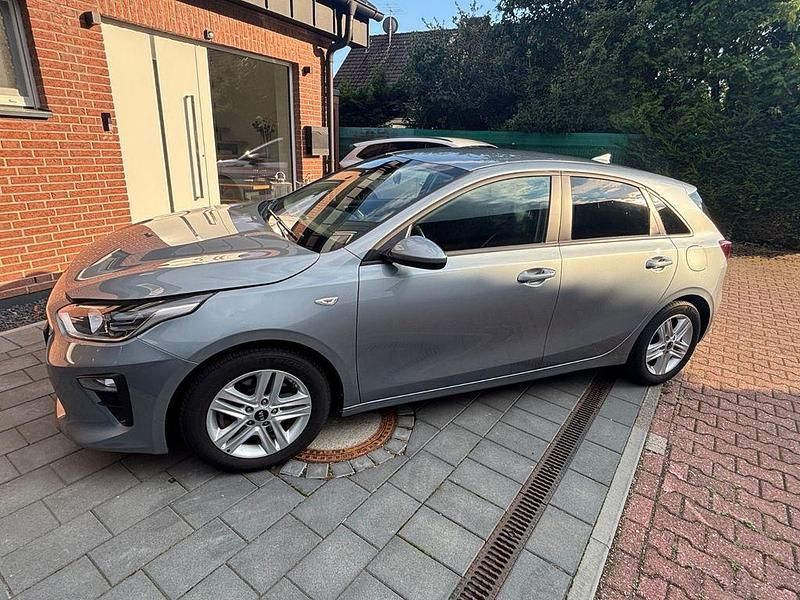 Blau Gebraucht 2019 Kia Ceed Edition 7 Limousine | 12.890 € (Fairer Preis) - Bild 1/4
