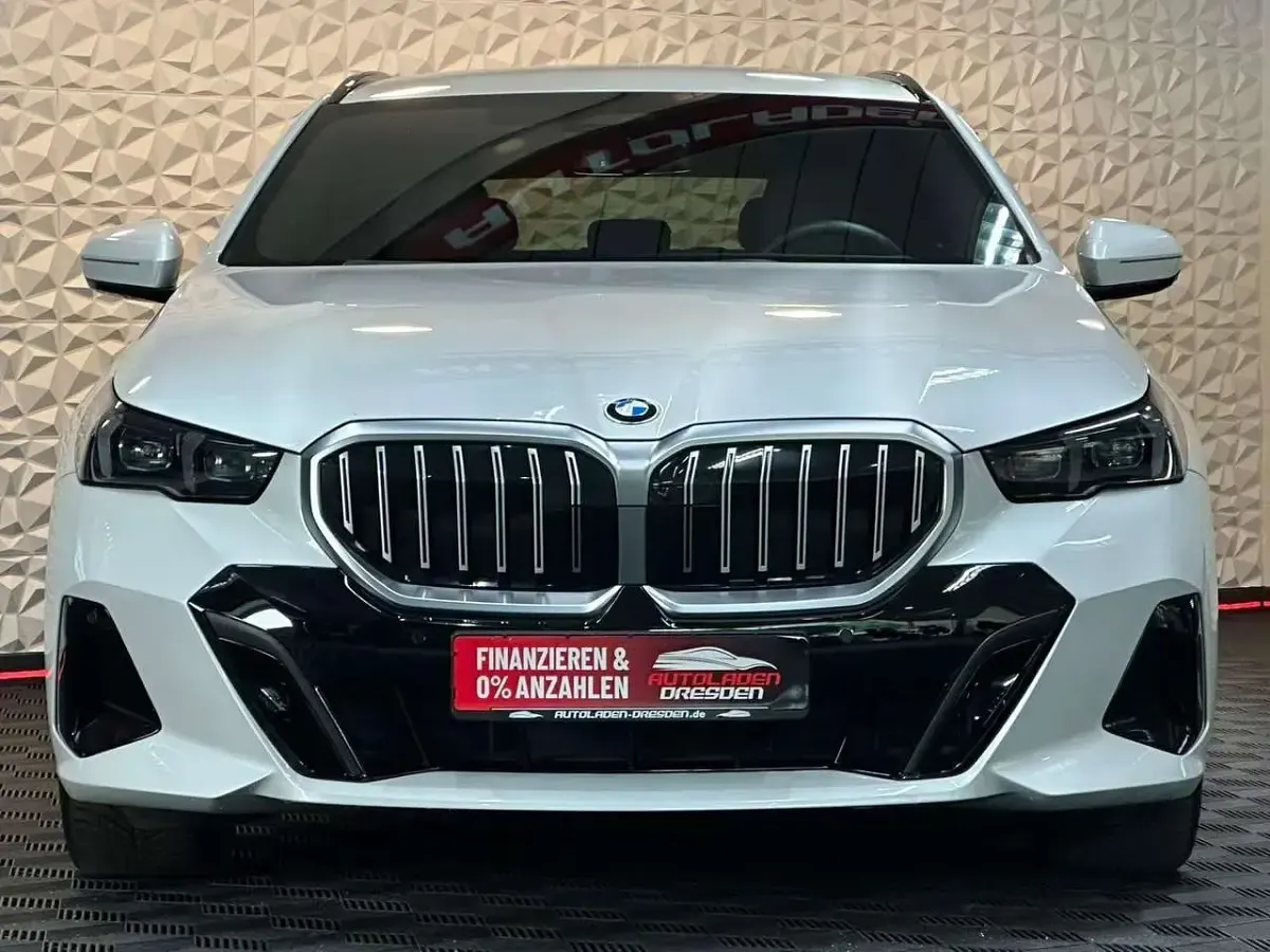 Gebraucht BMW 540 M Sport 303 PS (222 kW) 2024 Mineralweiss metallic Kombi