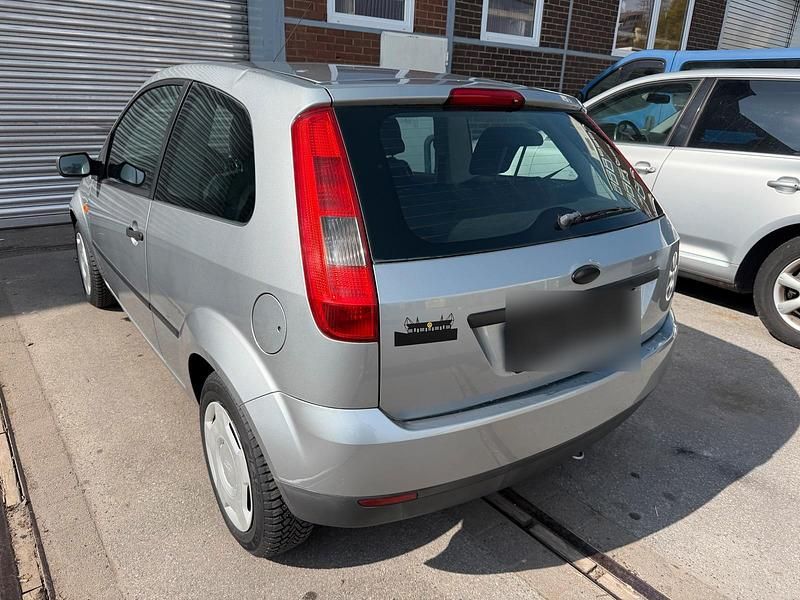 Gebraucht Ford Fiesta 70 PS (51 kW) 2005 Silber Kleinwagen