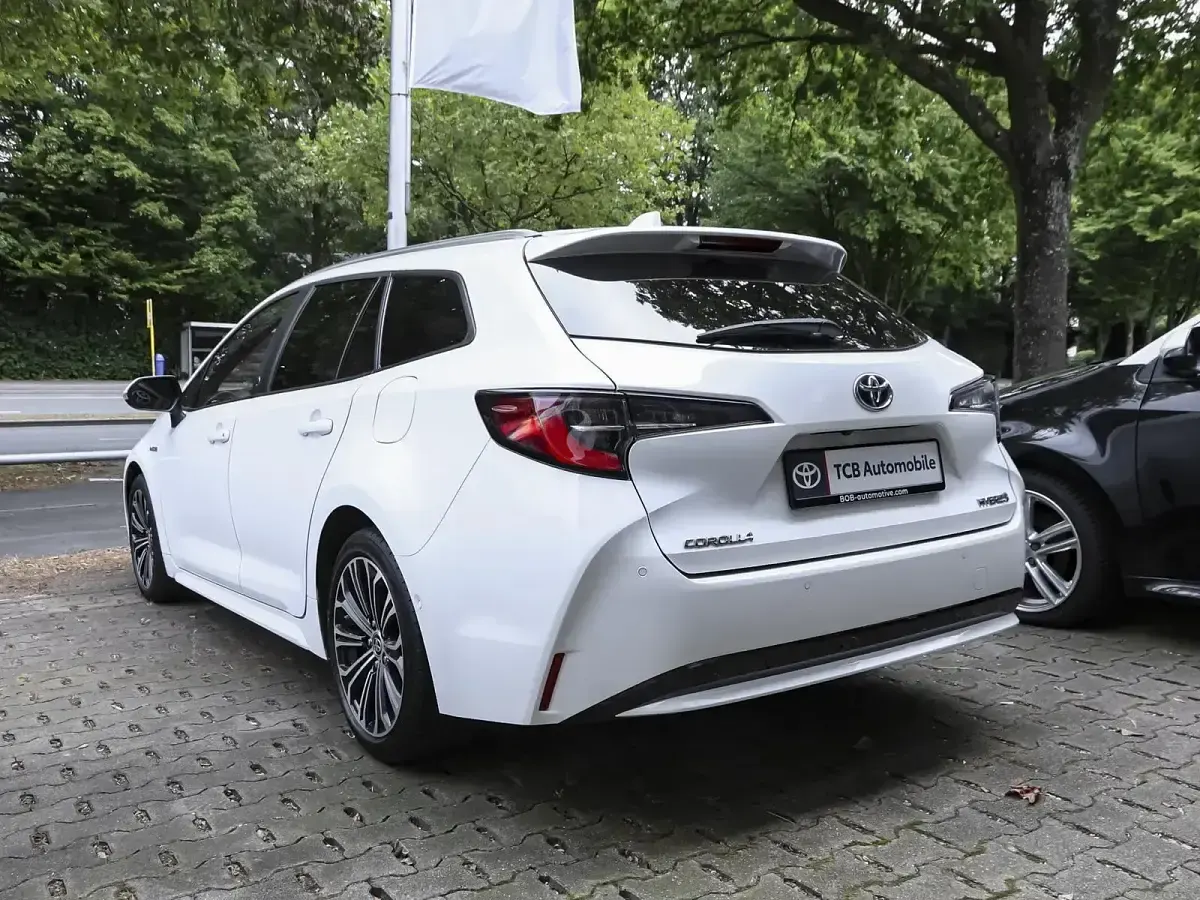 Gebraucht Toyota Corolla Team 122 PS (89 kW) 2021 Schneeweiß Kombi