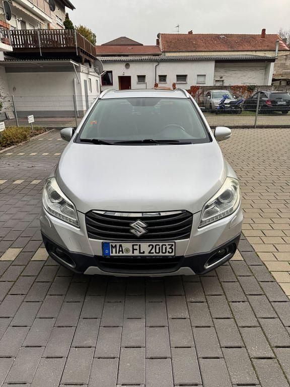 Grau Gebraucht 2014 Suzuki SX4 S-Cross Club Limousine | 7.750 € (Etwas zu teuer) - Bild 1/4