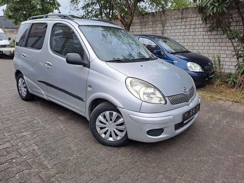 Silber Gebraucht 2003 Toyota Yaris Verso Van / Kleinbus | 1.900 € (Fairer Preis) - Bild 1/4