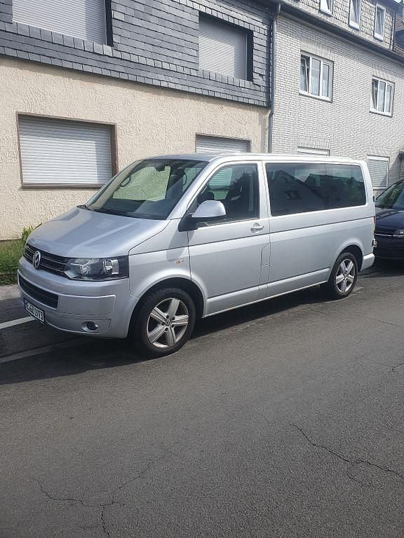 Silber Gebraucht 2011 VW Caravelle Comfortline Van / Kleinbus | 15.900 € (Fairer Preis) - Bild 1/4