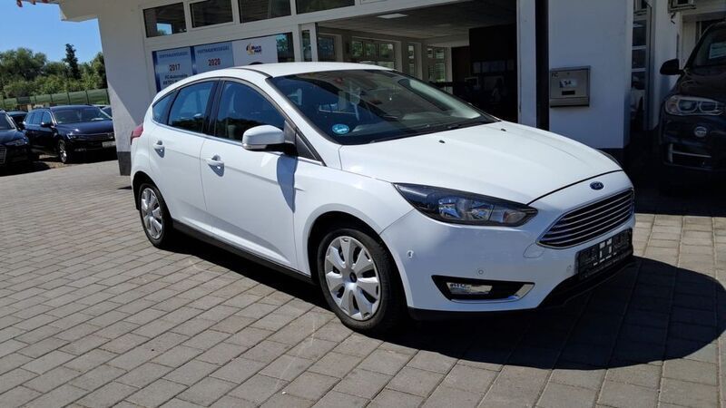 Gebraucht Ford Focus Titanium 125 PS (91 kW) 2016 Frostweiß Limousine