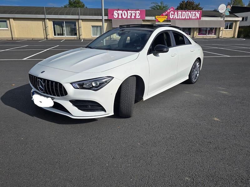 Weiß Gebraucht 2019 Mercedes 200 AMG line Coupé | 27.000 € (Etwas zu teuer) - Bild 1/4
