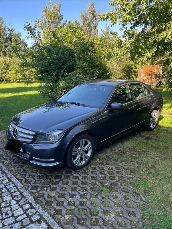 Grau Gebraucht 2013 Mercedes C200 Limousine | 5.200 € (Fairer Preis) - Bild 1/4