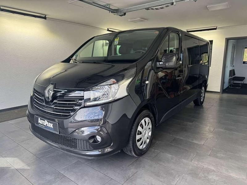 Second-hand Renault Trafic Expression 145 CP (106 kW) 2017 Negru Monovolum