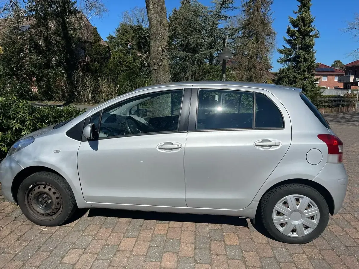 Gebraucht Toyota Yaris 69 PS (50 kW) 2011 Silber Kleinwagen