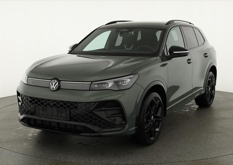 Cipressino grün metallic Neu 2025 VW Tiguan R-line SUV | 53.445 € (Fairer Preis) - Bild 1/4
