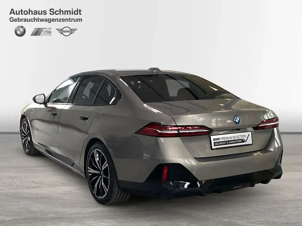 Gebraucht BMW 550e M Sport 313 PS (230 kW) 2025 Oxidgrau Limousine