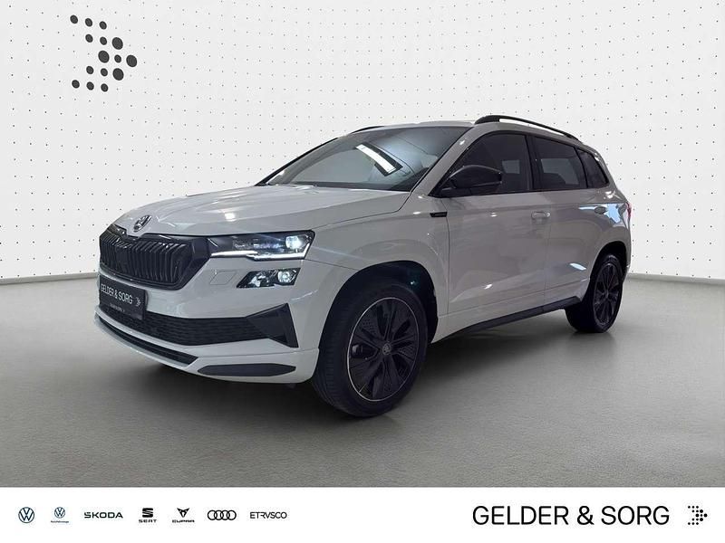 Moonweiss metallic Neu 2025 Skoda Karoq SportLine SUV | 40.690 € (Etwas zu teuer) - Bild 1/4