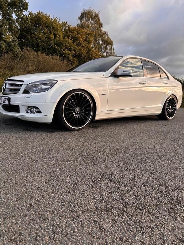 Weiß Gebraucht 2009 Mercedes C300 Limousine | 8.499 € (Guter Preis) - Bild 1/4