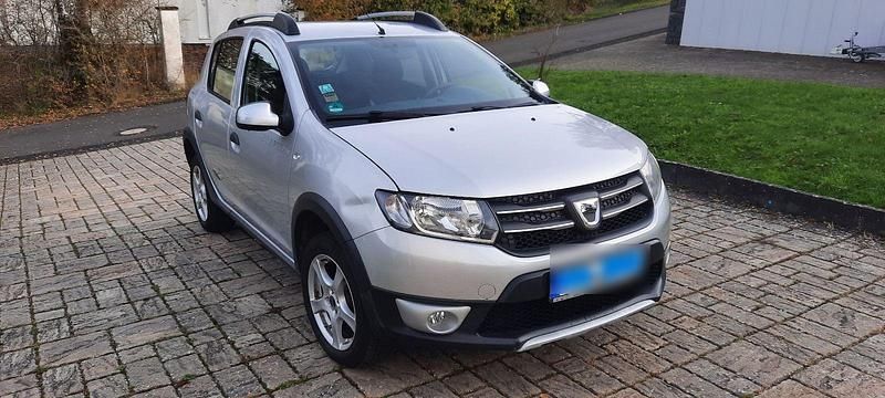 Silber Gebraucht 2015 Dacia Sandero Prestige Limousine | 6.150 € (Superpreis) - Bild 1/4
