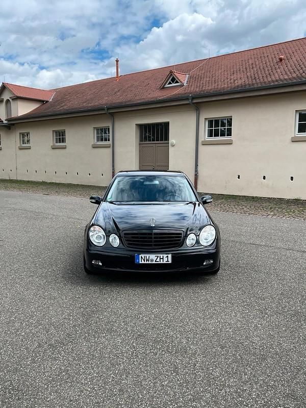 Schwarz Gebraucht 2005 Mercedes E220 Limousine | 7.290 € (Teuer) - Bild 1/4