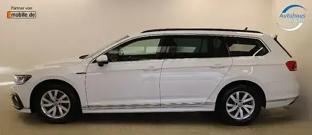 Gebraucht VW Passat R-line 150 PS (110 kW) 2020 Sonderlackierung pure white (metallic) Kombi