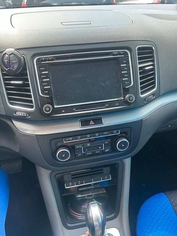 Second-hand VW Sharan 170 CP (125 kW) 2010 Alb Monovolum