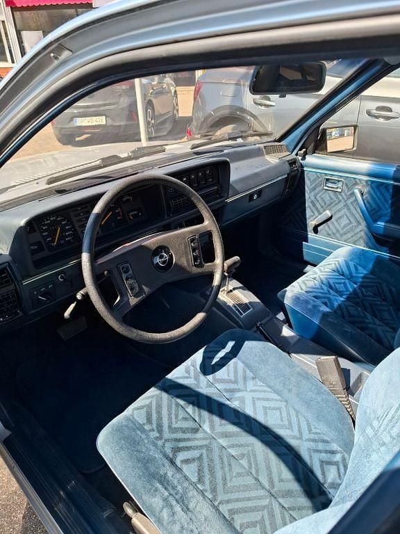 Usado Opel Commodore 131 HP (96 kW) 1982 Prateado Carrinha