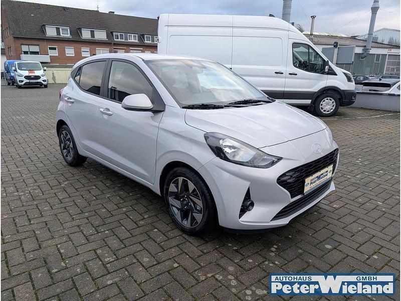 Neu Hyundai i10 Advanced 84 PS (61 kW) 2025 Grau Kleinwagen