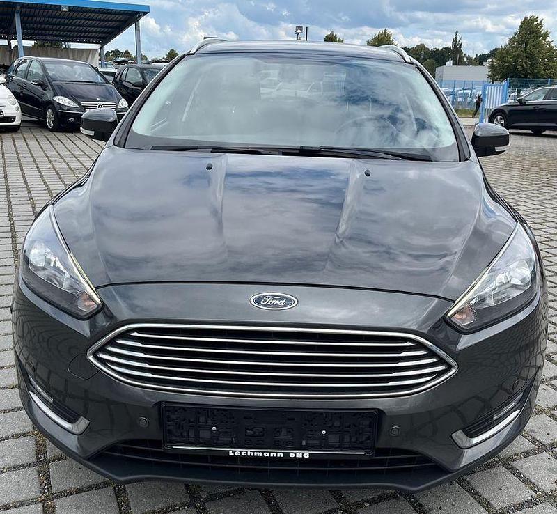Gebraucht Ford Focus Titanium 125 PS (91 kW) 2018 Grau Limousine