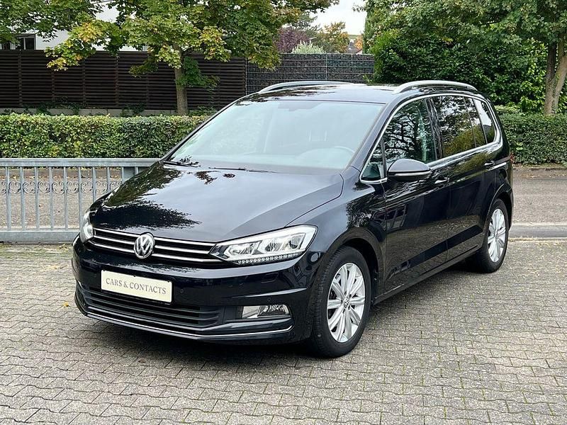 Schwarz Gebraucht 2017 VW Touran Highline Van / Kleinbus | 14.990 € (Superpreis) - Bild 1/4