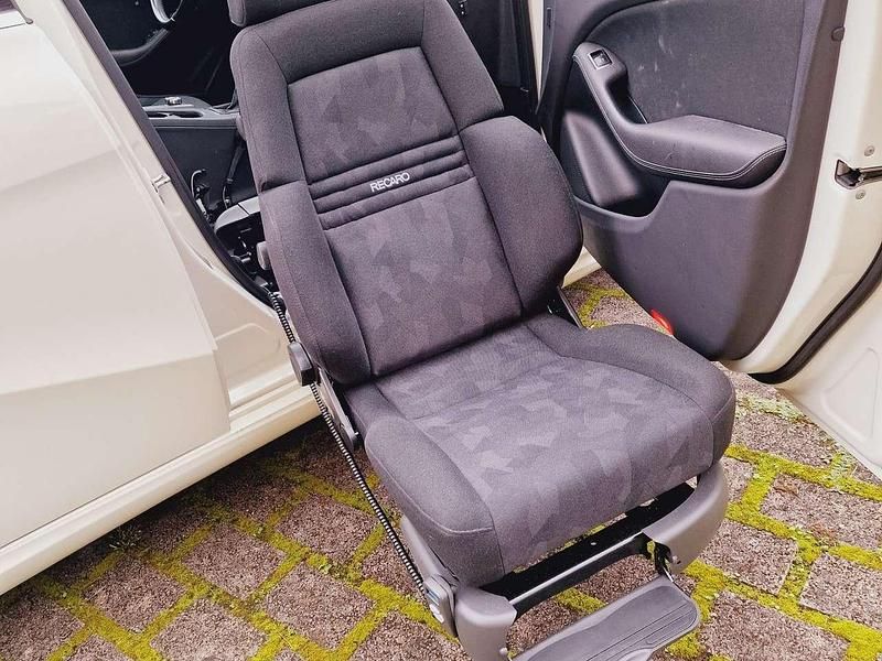 Weiß Gebraucht 2015 Mercedes B180 Van / Kleinbus | 19.000 € - Bild 1/4