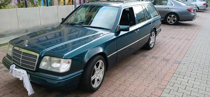 Grün Gebraucht 1995 Mercedes E280 Kombi | 5.900 € - Bild 1/4