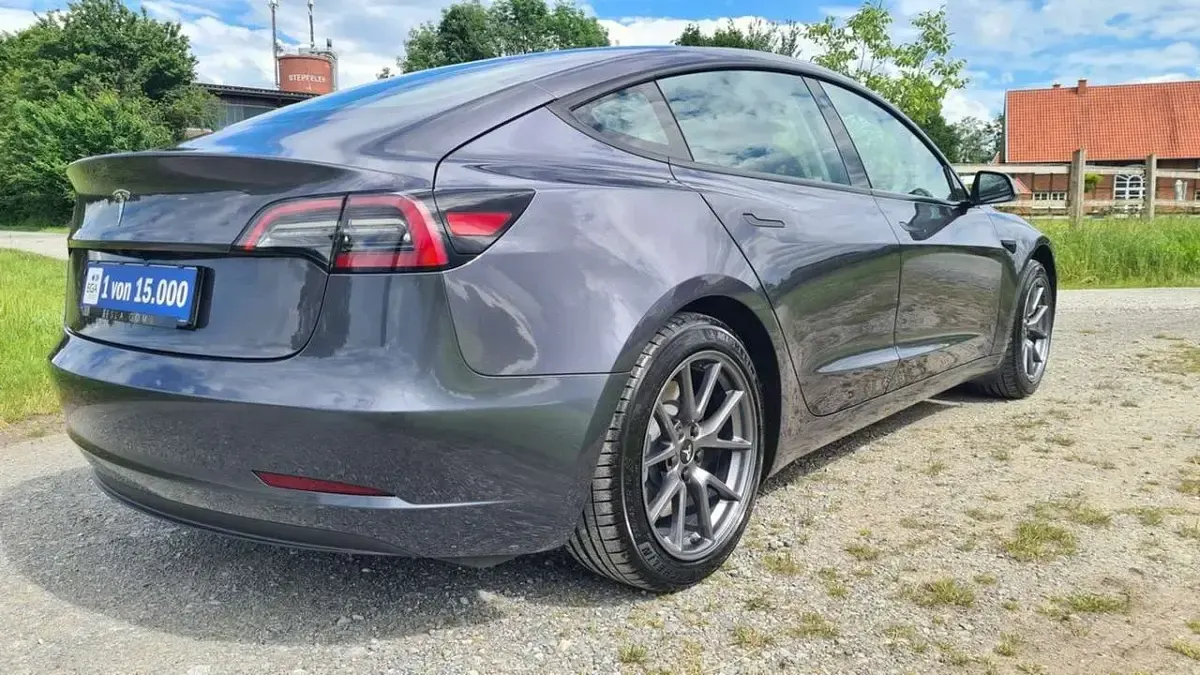 Gebraucht Tesla Model 3 Standard Range 208 kW (283 PS) 2022 Midnight silver Limousine