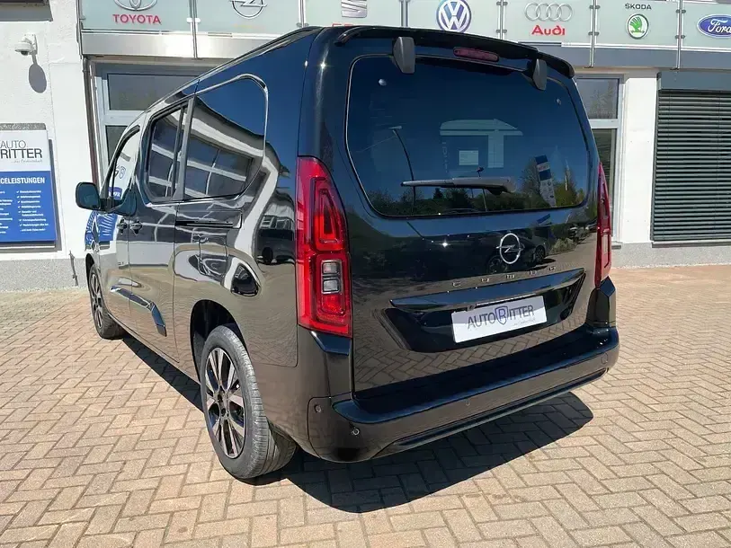 Neu Opel Combo 131 PS (96 kW) 2026 Lackierung schwarz pe.../schwa Van / Kleinbus