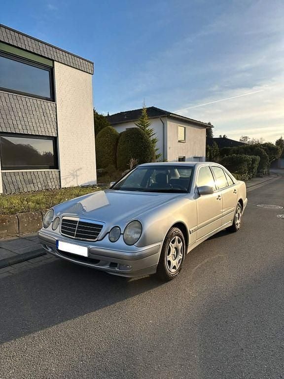 Gebraucht Mercedes E200 163 PS (119 kW) 2001 Silber Limousine
