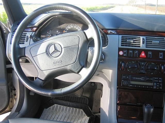 Gebraucht Mercedes E280 Elegance 204 PS (150 kW) 1997 Silber metallic Limousine