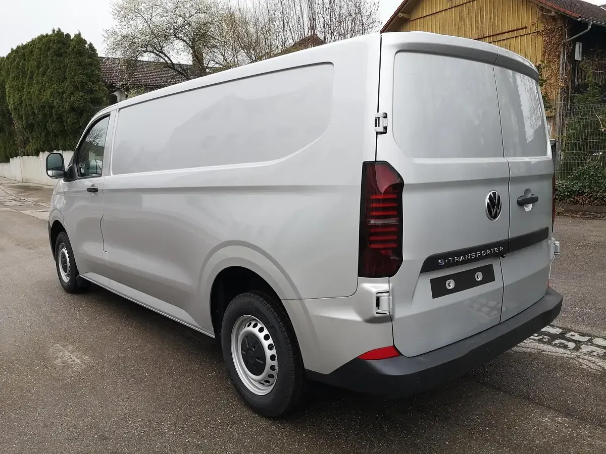 Neu VW T7 100 kW (136 PS) 2026 Light grey metallic Van