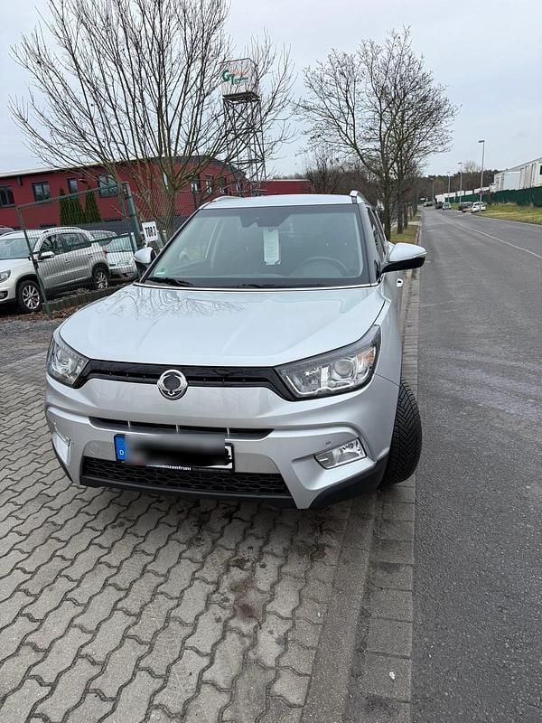 Silber Gebraucht 2017 Ssangyong (KGM) Tivoli SUV | 8.499 € - Bild 1/4