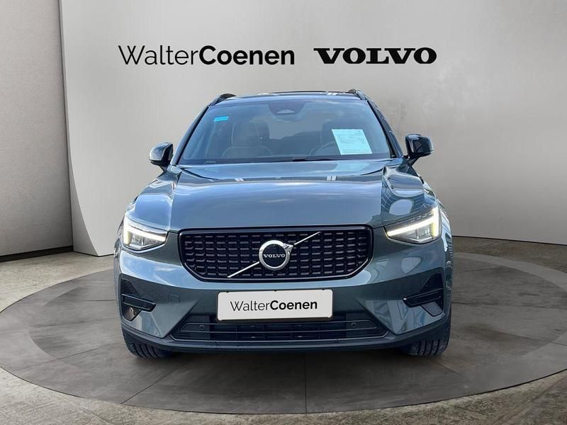 Neu Volvo XC40 Plus 163 PS (119 kW) 2026 Gruen SUV