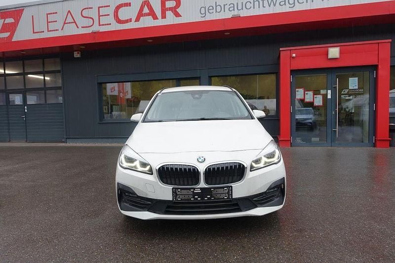 Weiß Gebraucht 2021 BMW 216 Gran Tourer Sport Line Van / Kleinbus | 12.588 € (Guter Preis) - Bild 1/4