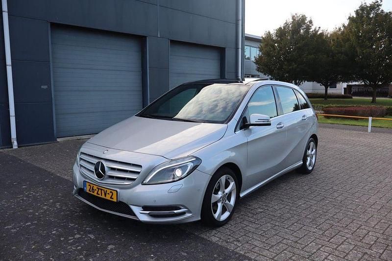 Grau Gebraucht 2013 Mercedes B180 Ambition Van / Kleinbus | 7.367 € (Fairer Preis) - Bild 1/4