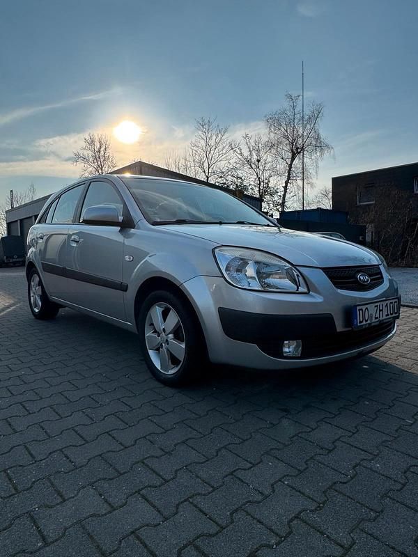 Second-hand Kia Rio 90 CP (66 kW) 2007 Argintiu Berlinǎ