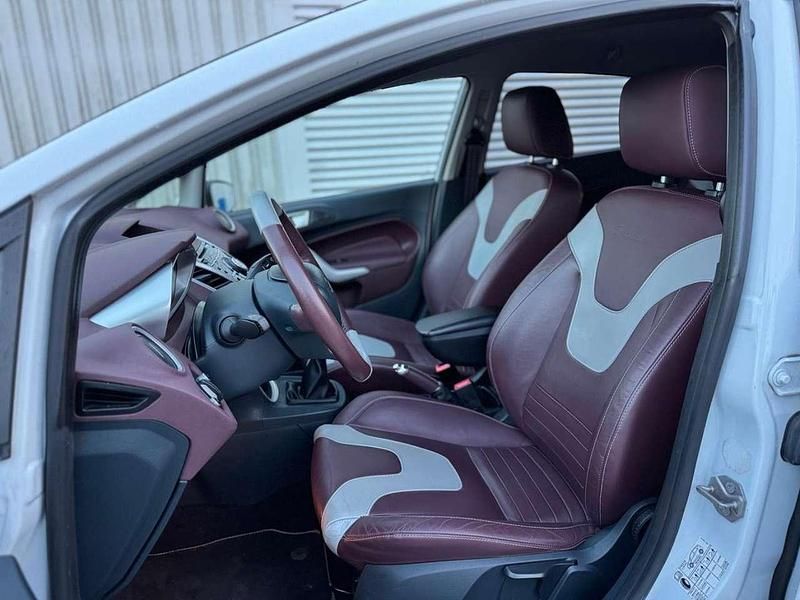 Gebraucht Ford Fiesta Titanium 101 PS (74 kW) 2012 Weiß Kleinwagen